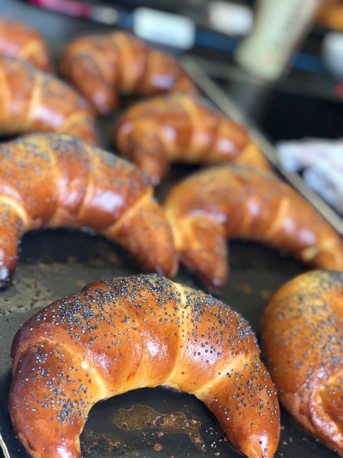 Loupáky:

Suroviny:

500 g hladká mouka
250 g mléko
85 g cukr krupice
15 g vanilkový cukr
1 žloutek
75 g měkké máslo
25 g droždí 
vajíčko na potření
mák, hrubý cukr.

Postup:

V mléce rozmícháme droždí a asi 100 g mouky, přikryté necháme 1 hodinu kynout v pokojové teplotě. Po vykynutí přidáme zbylé ingredience a vypracujeme hladké, nelepivé těsto. Zakryjeme a na teplém místě necháme vykynout. Rozdělíme na dílky po 50 g, uválíme do kuličky a ty posléze do pramene, který vytvarujeme do loupáčku. Necháme na plechu s pečicím papírem vykynout. Předehřejeme troubu na 180 °C. Loupáčky potřeme rozšlehaným vajíčkem a posypeme mákem a hrubým cukrem. Pečeme prudce a krátce, asi 7-8 minut. Nejlepší jsou ještě vlažné, samozřejmě s pravým máslem a domácím jahodovým džemem. 

