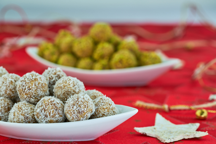 Meruňkové kuličky:

Mandle spařte a oloupejte. Meruňky polijte citronovou šťávou a nechejte přes noc uležet, poté rozmixujte. Mandle obalte hmotou z meruněk a tvarujte stejně velké kuličky, které obalte buď rozmixovanými mandlemi, pistáciemi, nebo kokosem. Kuličky dejte vychladit do lednice.