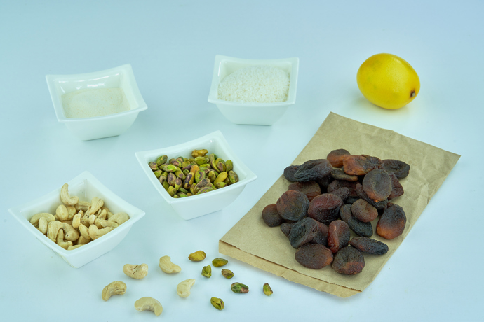 Meruňkové kuličky - ingredience

•	600 g sušených meruněk v bio kvalitě 
•	6 polévkových lžic citronové šťávy 
•	mandle na obalení: rozemleté mandle, rozemleté pistáciové oříšky, kokos
