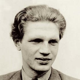 Milan Moučka, starší bratr herce Jaroslava Moučky, byl brutální vyšetřovatel StB. Vyšetřované brutálně týral a podílel se i na vraždě Milady Horákové. Herec Moučka to nesl těžce, s bratrem se přestal stýkat a zavrhl ho.