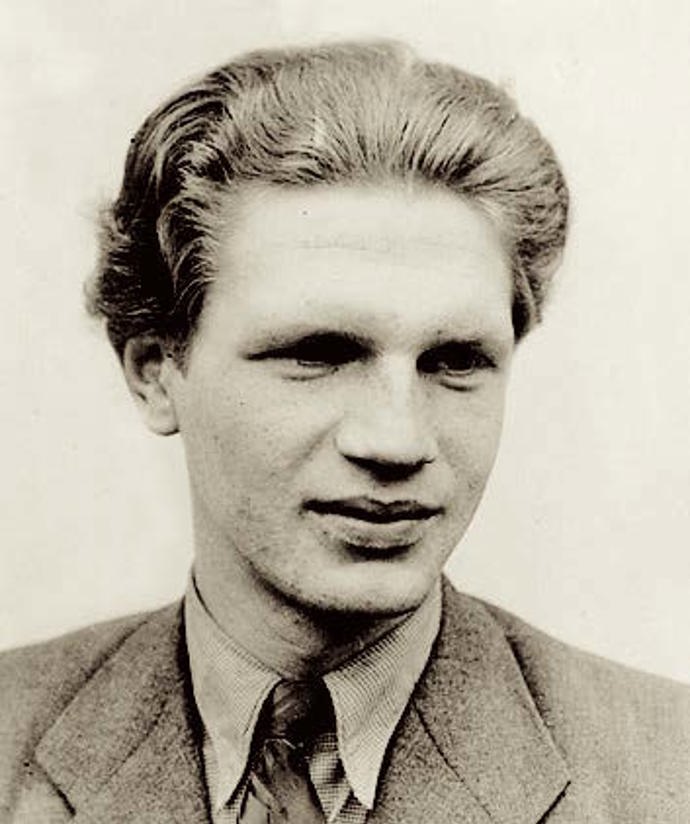 Milan Moučka, starší bratr herce Jaroslava Moučky, byl brutální vyšetřovatel StB. Vyšetřované brutálně týral a podílel se i na vraždě Milady Horákové. Herec Moučka to nesl těžce, s bratrem se přestal stýkat a zavrhl ho.