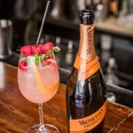 Mionetto Berry Spritz

80ml Prosecco Mionetto
40ml Tanqueray gin
10ml Bezinkový sirup
10ml Malinový sirup
10ml Čerstvá limetková šťáva
Dekor - Čerstvé maliny, máta a kůra citronu

Recept na tento koktejl vznikl ve spolupráci s pražským barem Aloha Bar.

