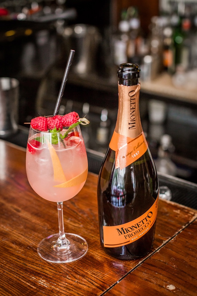 Mionetto Berry Spritz

80ml Prosecco Mionetto
40ml Tanqueray gin
10ml Bezinkový sirup
10ml Malinový sirup
10ml Čerstvá limetková šťáva
Dekor - Čerstvé maliny, máta a kůra citronu

Recept na tento koktejl vznikl ve spolupráci s pražským barem Aloha Bar.

