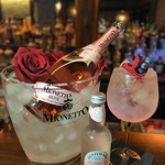 Pink Mionetto Lemonade

100ml Prosecco Mionetto Rosé
40ml Gordon’s Pink Gin
100ml Fentimans Rose Lemonade
Dekor – Ostružina, lístky růže

Recept na tento koktejl vznikl ve spolupráci s příbramským barem Color Bar.

