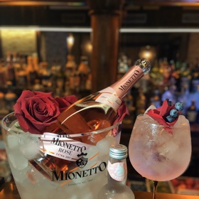 Pink Mionetto Lemonade

100ml Prosecco Mionetto Rosé
40ml Gordon’s Pink Gin
100ml Fentimans Rose Lemonade
Dekor – Ostružina, lístky růže

Recept na tento koktejl vznikl ve spolupráci s příbramským barem Color Bar.

