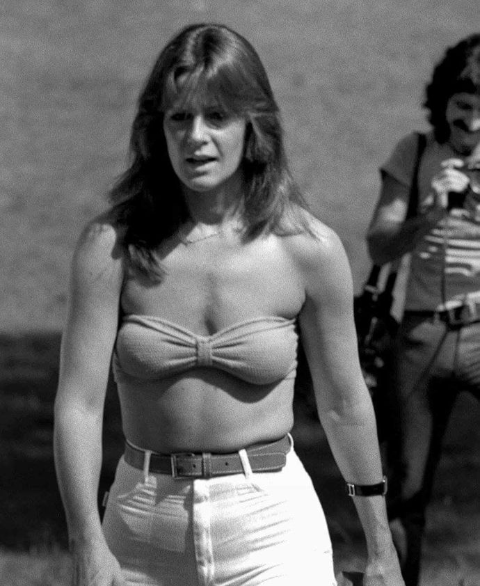 Od roku 1986 žije ve Švýcarsku.