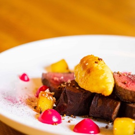 Kromě svatomartinského menu si můžete v restauraci Savoya dopřát i skvělé podzimní menu. To obsahuje i zvěřinu, díváte se na lahodný srnčí hřbet.