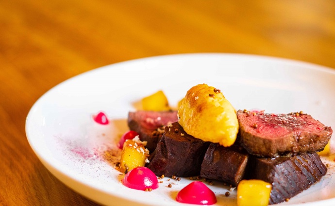 Kromě svatomartinského menu si můžete v restauraci Savoya dopřát i skvělé podzimní menu. To obsahuje i zvěřinu, díváte se na lahodný srnčí hřbet.