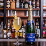 Sharp company

Koktejl sladkokyselé chuti se štiplavým závěrem udělá velký dojem. Díky zázvoru je ideální jak pro sychravé večery, tak i jako koření předvánočních a silvestrovských večírků. Jeho příprava je sice náročnější a vyžaduje použití šejkru, za vynaložené úsilí vám bude odměnou koktejl jako od profesionála.

•	2 cl Bourbon
•	1 cl čerstvá citronová šťáva
•	2 cl medová voda
•	3 plátky zázvoru
•	5–6 cl Bohemia Sekt brut
•	Kandovaný zázvor a tymián na ozdobu

Postup: Čerstvý zázvor rozmixujme tyčovým mixérem nebo rozdrtíme v hmoždíři. Poté dáme do šejkru a postupně přiléváme bourbon, medovou vodu a citronovou šťávu. K surovinám přidáme kostky ledu a šejkrujeme. Abychom vyloučili zbytky zázvoru, důkladně cedíme přes sítko. Hotový základ přelijeme do sklenice na stopce a pomalu dolijeme sektem a opatrně promícháme. Na závěr ozdobíme kandovaným zázvorem a tymiánem.

Tip Martina Vogeltanze: Intenzitu jednotlivých chutí si každý může vyladit dle svých preferencí. Pro milovníky kouřových chutí doporučuji nahradit bourbon kouřovou skotskou whisky.  

