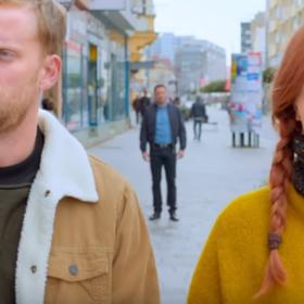 Hlavní postava filmu Eliška, s tváří Ester Geislerové, má svatbu a čeká na svůj velký moment. Namísto svého „ano“ ale ženich řekne „ne“ a od oltáře uteče.