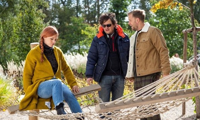 A chce vzít život pevněji do svých rukou. Vrhá se proto do randění naslepo a mezi řadou katastrofických schůzek zkusí najít novou lásku. Zároveň se musí rychle přestěhovat a jedinou možností je bydlet společně s nevlastním bratrem, podivínem, který chová na střeše včely a který ji doma nechce.