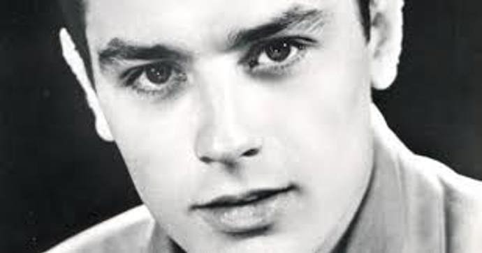  K roku 1968 se také váže největší hercův soukromý skandál. V lese nedaleko jeho nemovitosti v Élancourtu u Paříže byl nalezen mrtvý jeden z osobních bodyguardů - Stevan Markoviċ - se střelnou ranou v hlavě. Z vraždy byl jako spoluviník obviněn také Delonův přítel, korsický gangster François Marcantoni. 