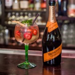 Sunset Spritz

Sunset Spritz 

80ml Prosecco Mionetto
40ml Tanqueray gin
10ml Rebarborový bitter
10ml Bezinkový sirup
20-30ml Soda
Dekor - Plátky jahod, lístky máty, pomerančová kůra 

Recept na tento koktejl vznikl ve spolupráci s pražským barem Hangar Bar.
