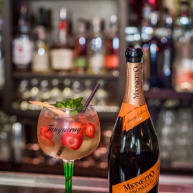 Sunset Spritz

Sunset Spritz 

80ml Prosecco Mionetto
40ml Tanqueray gin
10ml Rebarborový bitter
10ml Bezinkový sirup
20-30ml Soda
Dekor - Plátky jahod, lístky máty, pomerančová kůra 

Recept na tento koktejl vznikl ve spolupráci s pražským barem Hangar Bar.
