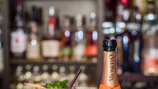 Sunset Spritz

Sunset Spritz 

80ml Prosecco Mionetto
40ml Tanqueray gin
10ml Rebarborový bitter
10ml Bezinkový sirup
20-30ml Soda
Dekor - Plátky jahod, lístky máty, pomerančová kůra 

Recept na tento koktejl vznikl ve spolupráci s pražským barem Hangar Bar.
