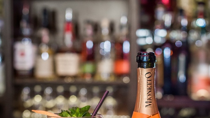 Sunset Spritz

Sunset Spritz 

80ml Prosecco Mionetto
40ml Tanqueray gin
10ml Rebarborový bitter
10ml Bezinkový sirup
20-30ml Soda
Dekor - Plátky jahod, lístky máty, pomerančová kůra 

Recept na tento koktejl vznikl ve spolupráci s pražským barem Hangar Bar.
