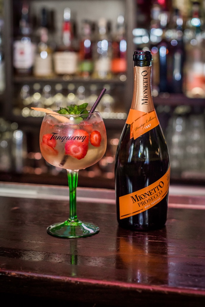 Sunset Spritz

Sunset Spritz 

80ml Prosecco Mionetto
40ml Tanqueray gin
10ml Rebarborový bitter
10ml Bezinkový sirup
20-30ml Soda
Dekor - Plátky jahod, lístky máty, pomerančová kůra 

Recept na tento koktejl vznikl ve spolupráci s pražským barem Hangar Bar.
