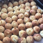 Tvarohové koláčky:
Těsto:
500 g špaldová hladká mouka
80 g cukr krupice
100 g máslo
5 g sůl
2 žloutky
250 g mléko
20 g droždí
kůra z 1 citronu.
POSTUP:
Droždí rozdrobíme do mléka, smícháme se žloutky a 200 g mouky a necháme 30 minut nakynout. Přidáme zbylé ingredience a vymícháme hladké, nelepivé těsto. Necháme hodinu v teplém místě přikryté kynout.
Náplň:
500 g tvaroh v kostce
120 g cukr krupice
100 g rozinky v rumu
2 vejce
- všechny ingredience smícháme v míse vařechou dohladka.
Drobenka:
120 g hladká mouka
55 g máslo
50 g cukr krupice
1 g sůl
- vypracujeme drobenku, pro větší hrudky přidáme pár kapek vody.
Na dokončení:
200 g másla.
POSTUP:
Těsto rozvážíme po 20 g na pomoučený val, každý kousek roztáhneme do placky a na každou dáme lžičku tvarohové náplně, řádně “zakoulíme” a umístíme na plech pokrytý pečicím papírem. Můžeme lehce postříkat vodou a hodinu v teplém místě nechat vykynout. Potřeme rozpuštěným máslem pomoci mašlovačky. Bohatě zasypeme drobenkou. Pečeme při 180 °C asi 10-12 minut.