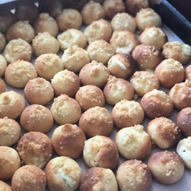 Tvarohové koláčky:

Těsto:
500 g špaldová hladká mouka
80 g cukr krupice
100 g máslo
5 g sůl
2 žloutky
250 g mléko
20 g droždí
kůra z 1 citronu.

POSTUP:
Droždí rozdrobíme do mléka, smícháme se žloutky a 200 g mouky a necháme 30 minut nakynout. Přidáme zbylé ingredience a vymícháme hladké, nelepivé těsto. Necháme hodinu v teplém místě přikryté kynout. 

Náplň:
500 g tvaroh v kostce
120 g cukr krupice
100 g rozinky v rumu
2 vejce
- všechny ingredience smícháme v míse vařechou dohladka.

Drobenka:
120 g hladká mouka
55 g máslo
50 g cukr krupice
1 g sůl
- vypracujeme drobenku, pro větší hrudky přidáme pár kapek vody.

Na dokončení:
200 g másla.

POSTUP:
Těsto rozvážíme po 20 g na pomoučený val, každý kousek roztáhneme do placky a na každou dáme lžičku tvarohové náplně, řádně “zakoulíme” a umístíme na plech pokrytý pečicím papírem. Můžeme lehce postříkat vodou a hodinu v teplém místě nechat vykynout. Potřeme rozpuštěným máslem pomoci mašlovačky. Bohatě zasypeme drobenkou. Pečeme při 180 °C asi 10-12 minut.

