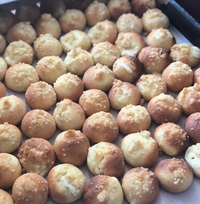 Tvarohové koláčky:

Těsto:
500 g špaldová hladká mouka
80 g cukr krupice
100 g máslo
5 g sůl
2 žloutky
250 g mléko
20 g droždí
kůra z 1 citronu.

POSTUP:
Droždí rozdrobíme do mléka, smícháme se žloutky a 200 g mouky a necháme 30 minut nakynout. Přidáme zbylé ingredience a vymícháme hladké, nelepivé těsto. Necháme hodinu v teplém místě přikryté kynout. 

Náplň:
500 g tvaroh v kostce
120 g cukr krupice
100 g rozinky v rumu
2 vejce
- všechny ingredience smícháme v míse vařechou dohladka.

Drobenka:
120 g hladká mouka
55 g máslo
50 g cukr krupice
1 g sůl
- vypracujeme drobenku, pro větší hrudky přidáme pár kapek vody.

Na dokončení:
200 g másla.

POSTUP:
Těsto rozvážíme po 20 g na pomoučený val, každý kousek roztáhneme do placky a na každou dáme lžičku tvarohové náplně, řádně “zakoulíme” a umístíme na plech pokrytý pečicím papírem. Můžeme lehce postříkat vodou a hodinu v teplém místě nechat vykynout. Potřeme rozpuštěným máslem pomoci mašlovačky. Bohatě zasypeme drobenkou. Pečeme při 180 °C asi 10-12 minut.

