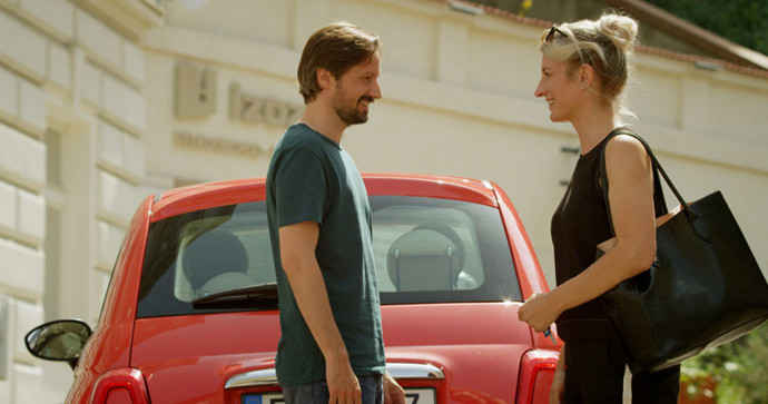 Za rodiči do rodné vesnice jezdí krajně nerada, jelikož každá její návštěva končí kocovinou a doma se z ní zase stává jen pouhá ženská bez chlapa.