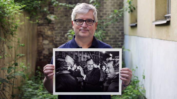 Cyklus krátkých dokumentů zachycuje prostřednictvím 30 fotografií zlomové či významné okamžiky naší doby od 17. listopadu 1989 do konce roku 2018.