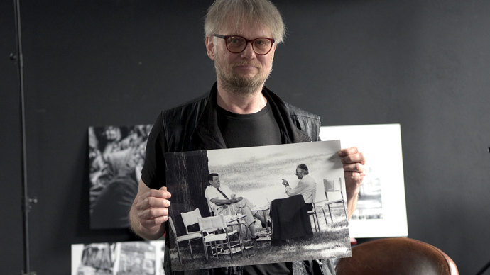 Cyklus krátkých dokumentů zachycuje prostřednictvím 30 fotografií zlomové či významné okamžiky naší doby od 17. listopadu 1989 do konce roku 2018.