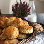 Zelňáky:
Suroviny:
250 g odkapaného kysaného zelí
250 g hladká mouka
150 g sádlo i se škvarky
1/4 lžičky soli
1/2 lžičky majoránky.
POSTUP:
Všechny ingredience smícháme, lžičkou namočenou ve vodě tvoříme na plech tenké placičky, které při 180 °C upečeme dozlatova. Skvělé jsou k pivu i vínu!