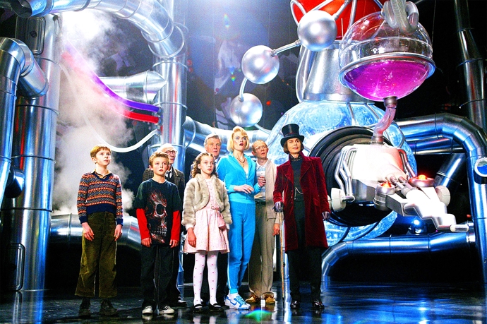 Režisér Tim Burton se rozhodl, že na rozdíl od původní verze, bude Wonka oblečený do tmavších barev, aby se zdůraznila tajemnost postavy.