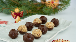 Čokoládové kuličky

Všechny ingredience (kromě čokolády) společně rozmixujte. Ze vzniklé směsi tvarujte kuličky. Čokoládu rozehřejte a namáčejte v ní kuličky. Nechejte ztuhnout v lednici.