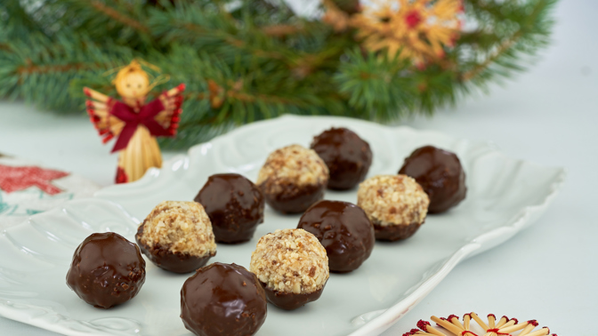 Čokoládové kuličky

Všechny ingredience (kromě čokolády) společně rozmixujte. Ze vzniklé směsi tvarujte kuličky. Čokoládu rozehřejte a namáčejte v ní kuličky. Nechejte ztuhnout v lednici.