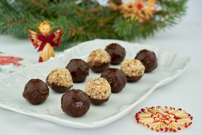 Čokoládové kuličky:

Všechny ingredience (kromě čokolády) společně rozmixujte. Ze vzniklé směsi tvarujte kuličky. Čokoládu rozehřejte a namáčejte v ní kuličky. Nechejte ztuhnout v lednici.