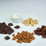 Čokoládové koule - ingredience

•	50 g kešu ořechů
•	50 g mandlí
•	100 g sušených datlí
•	20 g kokosového oleje (2 PL – polévkové lžíce)
•	100 g kvalitní čokolády (na namáčení koulí) 
