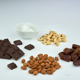 Čokoládové koule - ingredience

•	50 g kešu ořechů
•	50 g mandlí
•	100 g sušených datlí
•	20 g kokosového oleje (2 PL – polévkové lžíce)
•	100 g kvalitní čokolády (na namáčení koulí) 
