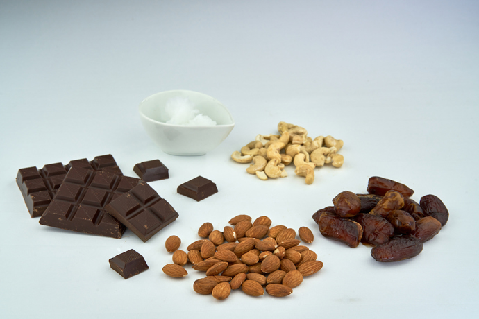 Čokoládové koule - ingredience

•	50 g kešu ořechů
•	50 g mandlí
•	100 g sušených datlí
•	20 g kokosového oleje (2 PL – polévkové lžíce)
•	100 g kvalitní čokolády (na namáčení koulí) 
