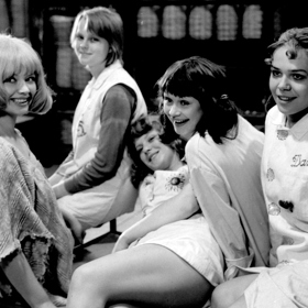 Ač Holky z porcelánu patří mezi absolutní klasiku, Lenka Kořínková se později vyjádřila, že jí film zkazil celou kariéru.