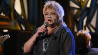 Zpěvačka s nenapodobitelným sytým hlasem Věra Špinarová patřila ke stálicím tuzemské populární hudby. Proslavily ji písně jako Meteor lásky nebo Bílá jawa 250.