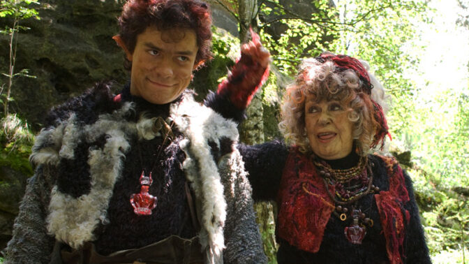 Ty ovšem zlatnický mistr vyrobit nedokáže, pro oči ze zlata musí jít služebná Anička. Tak trochu za trest, protože jí milostpaní neprávem podezřívá z krádeže. Aničce nic jiného nezbývá, a tak jde. Kde ale se dají najít oči ze zlata, to nikdo neví.