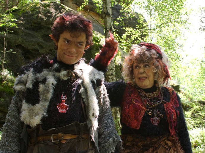 Ty ovšem zlatnický mistr vyrobit nedokáže, pro oči ze zlata musí jít služebná Anička. Tak trochu za trest, protože ji milostpaní neprávem podezřívá z krádeže. Aničce nic jiného nezbývá, a tak jde. Kde ale se dají najít oči ze zlata, to nikdo neví.