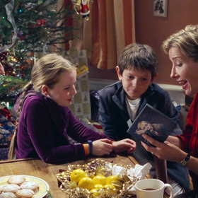 Harry (Alan Rickman) měl poměr. Harry prosil režiséra, aby jeho nevěra původně zůstala jen u flirtu. To se ale nestalo a Harry na filmovém plátně svou manželku nakonec podvedl.