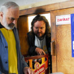 Josef Tkaloun (Zdeněk Svěrák) je pětašedesátiletý učitel češtiny na gymnáziu.