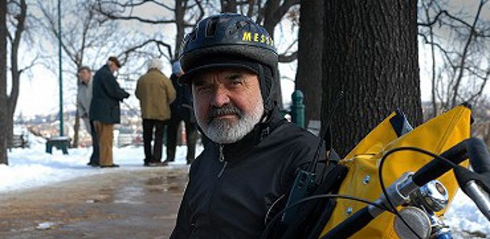 Dřív než odloží berle, opatří si tentokrát bezpečnější zaměstnání – ve výkupu lahví v supermarketu. 