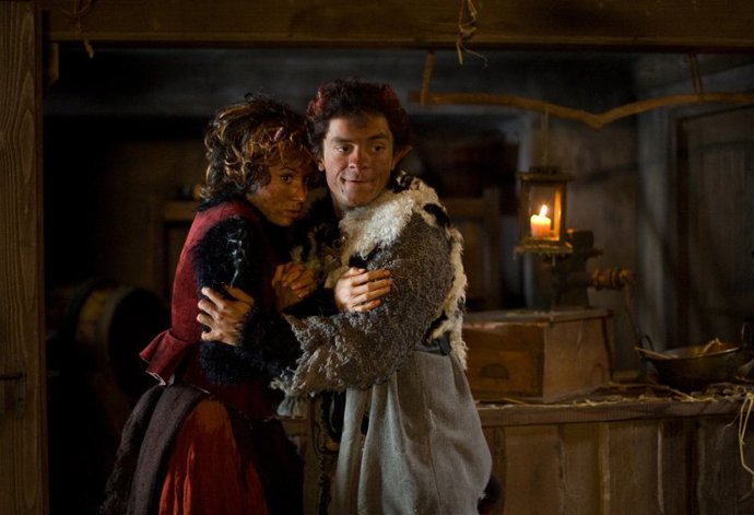 Jak už to v životě bývá, když se dva, kterým osud zatím nepřál, potkají, nejspíš v sobě najdou zalíbení. A stejné je to i s Aničkou a Záprtkem.