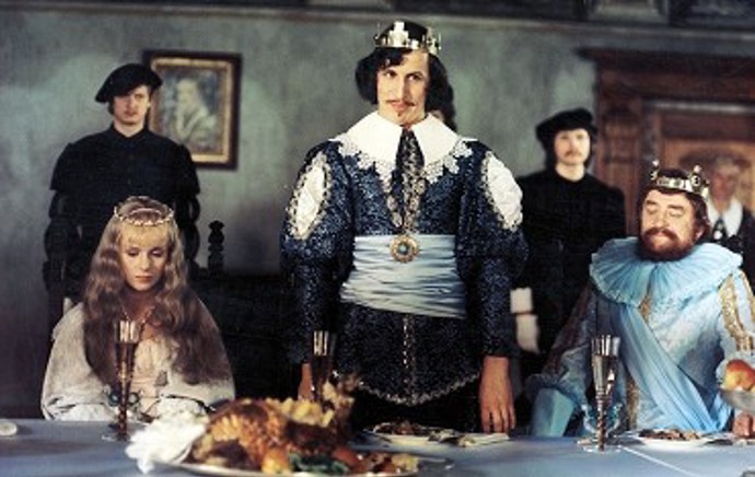 Melánie (Libuše Švormová), sestra královny Růžového království, se nemůže smířit s tím, že si král Dalimil I. (Jiří Sovák) vybral za manželku její sestru Elišku (Milena Dvorská), a ne ji. Proto při narození princezny Růženky (Marie Horáková) vysloví kletbu, podle které se princezna v sedmnácti letech píchne do prstu, upadne do věčného spánku a spolu s ní i celé království (s výjimkou Melánie).