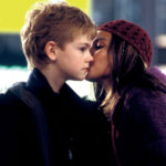 Thomas Brodie–Sangster se naučil hrát na bicí. Mladý herec, který hrál Danielova (Liam Neeson) syna Sama, se naučil hrát na bubny. Naučil ho to jeho vlastní otec a to jen pro tento film.