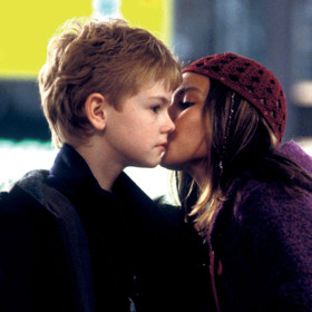 Thomas Brodie–Sangster se naučil hrát na bicí. Mladý herec, který hrál Danielova (Liam Neeson) syna Sama, se naučil hrát na bubny. Naučil ho to jeho vlastní otec a to jen pro tento film.