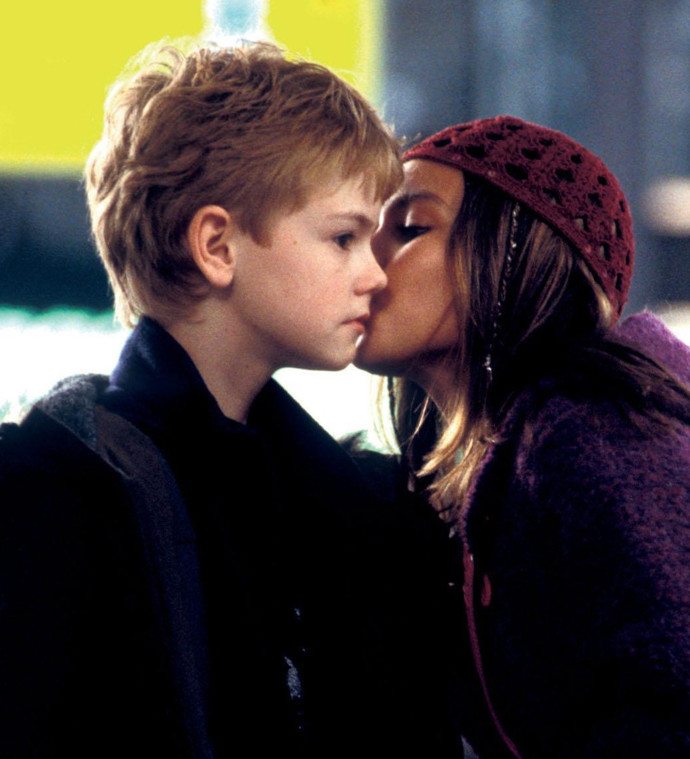 Thomas Brodie–Sangster se naučil hrát na bicí. Mladý herec, který hrál Danielova (Liam Neeson) syna Sama, se naučil hrát na bubny. Naučil ho to jeho vlastní otec a to jen pro tento film.