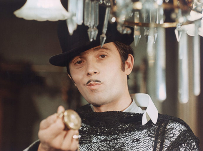 Vystudoval DAMU, po jejímž absolvování v roce 1962 hrál tři sezony v Divadle na Vinohradech (tehdy Divadle československé armády).