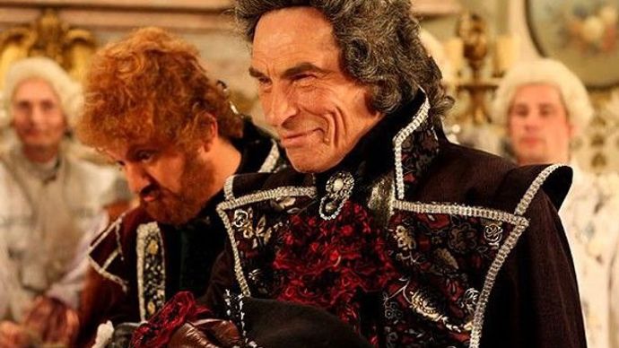 Když jí dojde trpělivost, obrátí se na čerta, žijícího nedaleko ve starém rozpadlém mlýně, a královně se zakrátko narodí holčička.