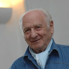 Pocházel z rodiny malého obchodníka. Narodil se v Praze-Libni, kde s rodiči a sestrou Hanou bydlel na Královské třídě čp. 428 (Sokolovská) a po čase na Královské čp. 137.